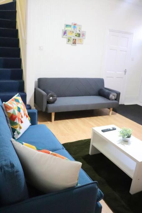Appartement Peaceful 2 Bed House Free Wifi And Parking à Leeds  Extérieur photo