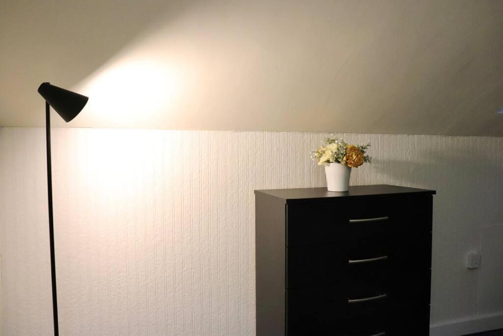 Appartement Peaceful 2 Bed House Free Wifi And Parking à Leeds  Extérieur photo