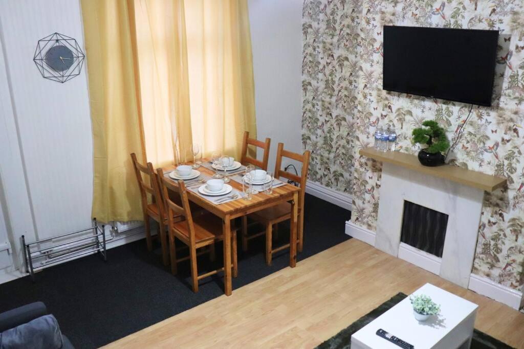 Appartement Peaceful 2 Bed House Free Wifi And Parking à Leeds  Extérieur photo